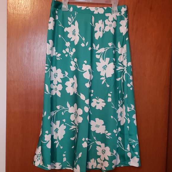 J. CREW NWT Green Floral Skirt - Picture 2 of 4